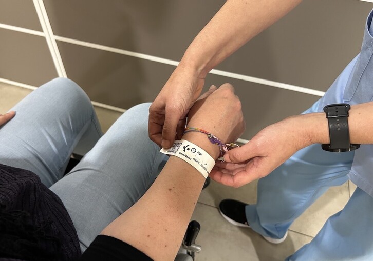 Ospitalean ingresatzerakoan euskara lehenesten dutenek ‘e’ ikurra eramango dute eskumuturrekoan.