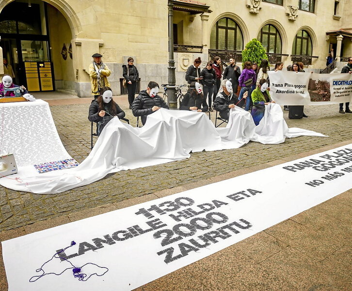 Protesta organizada por Setem Hego Haizea y la Campaña Ropa Limpia en Gasteiz.