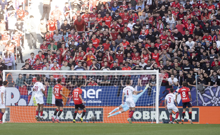 El balón entra por toda la escuadra tras el preciso y precioso lanzamiento de falta de Rubén García.