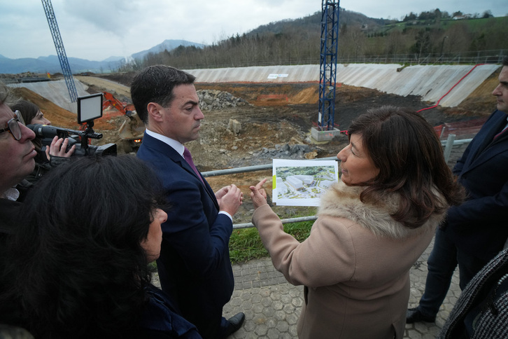 Colocación de la primera piedra en presencia del lehendakari.