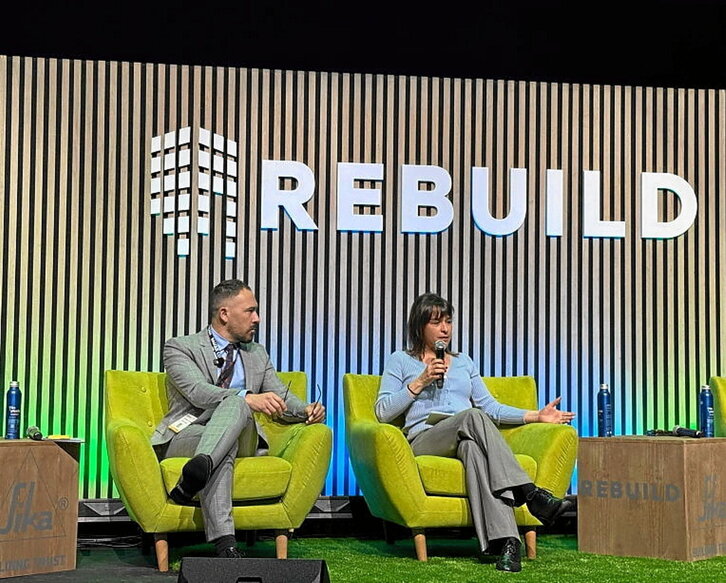 Denis Itxaso y Begoña Alfaro en la feria Rebuild 2025.