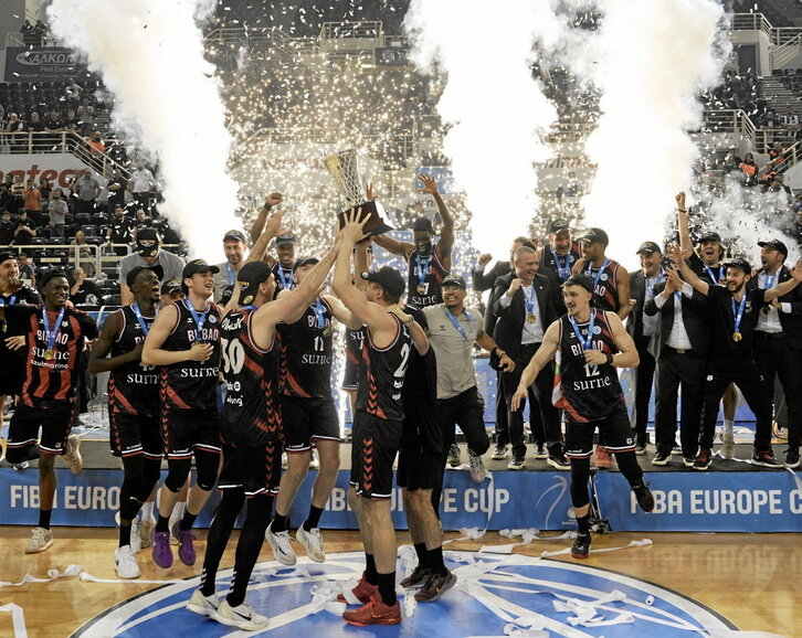 Bilbao Basketeko lagunak, pozarren FIBA Europe Cupeko txapeldun.