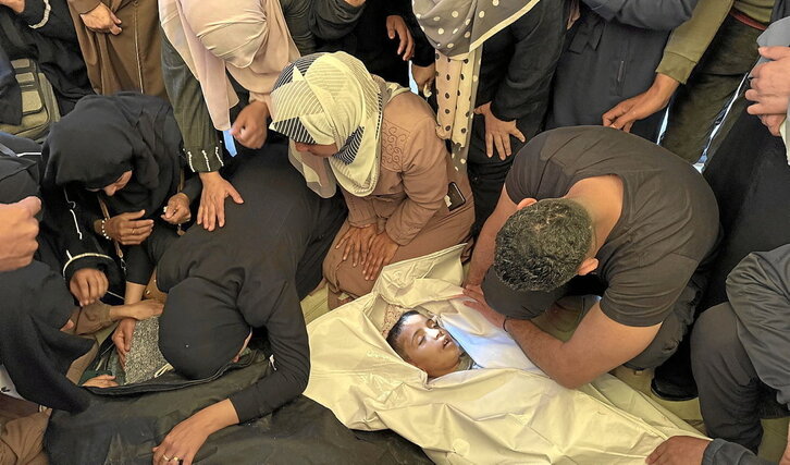 Palestinos se despiden de sus familiares muertos en la morgue del hospital Nasser, en Jan Yunis.