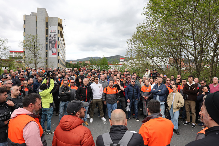 Basauriko Bridgestone faktorian hilaren 15ean egin zuten langileen asanblada.