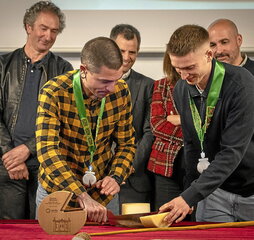En la imagen de al lado, Julen Baz y Peli Perez de Anuzita, del restaurante Garena de Dima, cortando el queso.