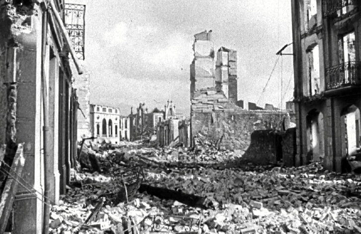 Imagen de Gernika devastada por el bombardeo fascista de abril de 1937 obtenida de las filmaciones de la UCLA.