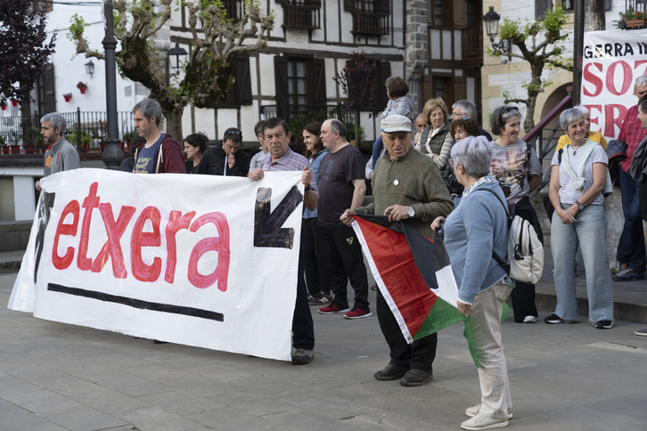 Lesakako elkarretaratzean dozenaka lagun bildu ziren.