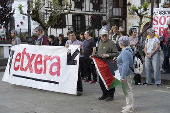 Lesakako elkarretaratzean dozenaka lagun bildu ziren.