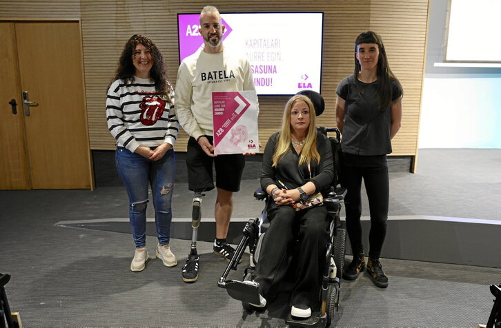 Sara, Jakes, Iratxe e Izaro Mujika, en la comparecencia de ayer.