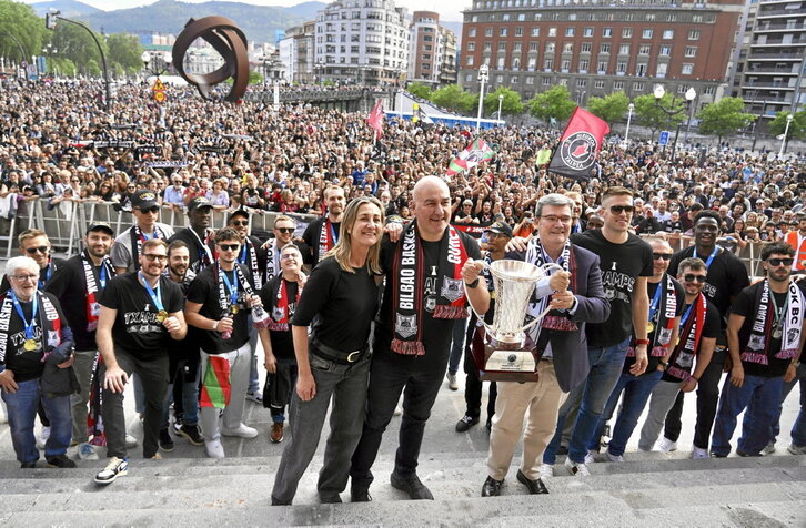 Iturbe, Ponsarbau, Aburto eta Rabaseda, jokalariak eta zaleak, denak garaikurrarekin.