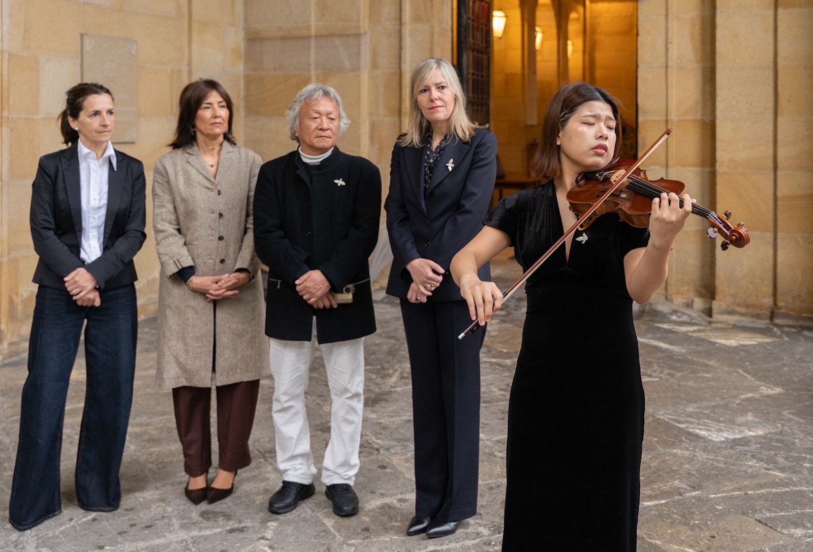 En la Casa de Juntas, se han interpretado varias piezas musicales con un violín recuperado de Hiroshima. (BIZKAIKO BATZAR NAGUSIAK)