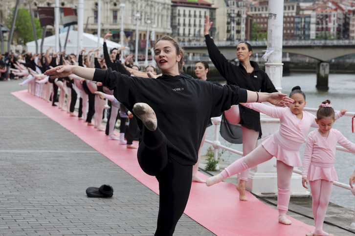 Dantzariak itsasasarraren ondoan, inprobisatutako beroketa-barran.