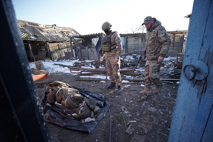 El cuerpo de un soldado ucraniano yace en el patio de una casa dañada en la aldea de Kazachya Loknya, recuperada por las tropas rusas, en la región de Kursk.