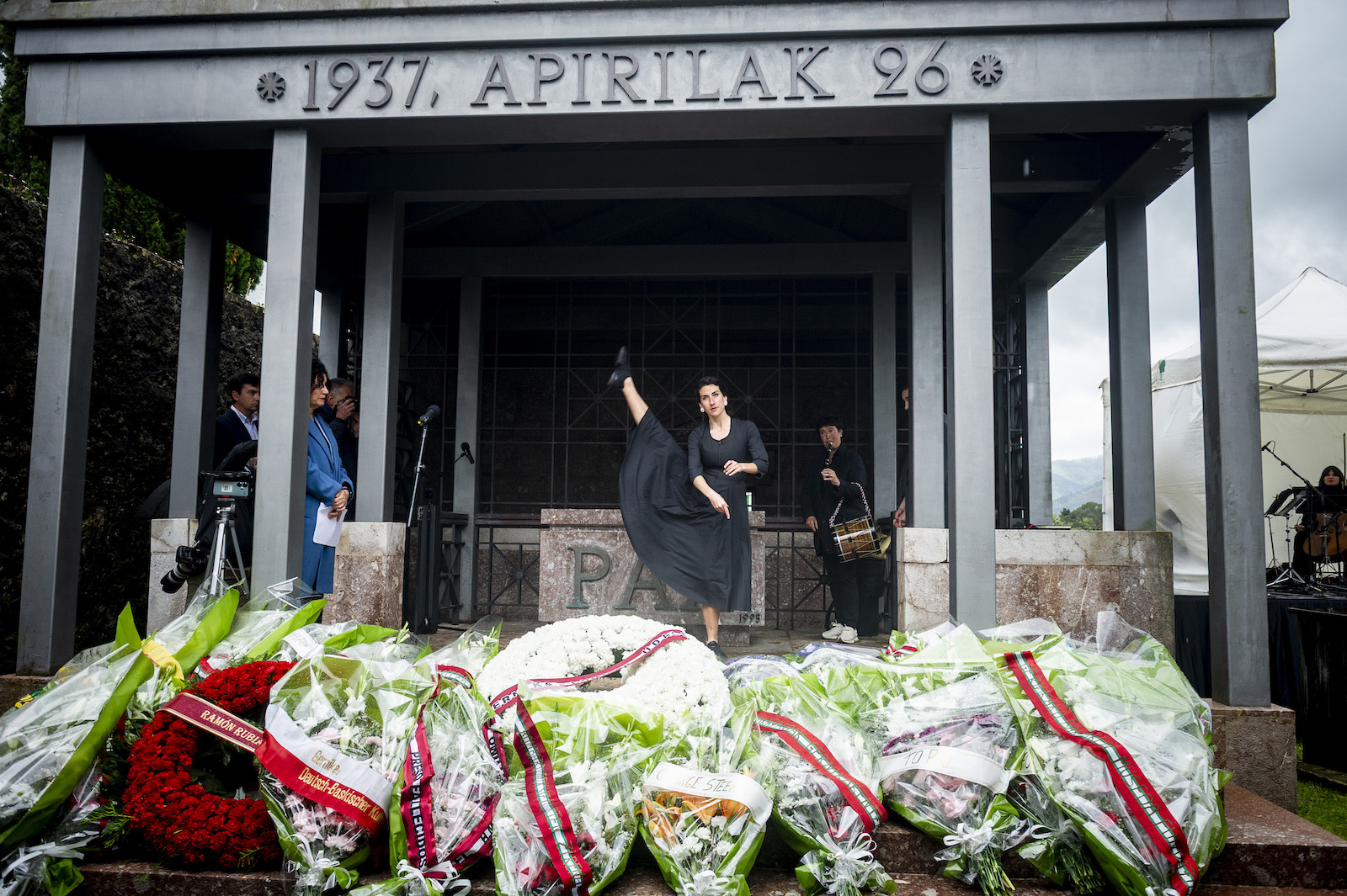 Aurresku de honor en el cementerio. (Jaizki FONTANEDA | FOKU)