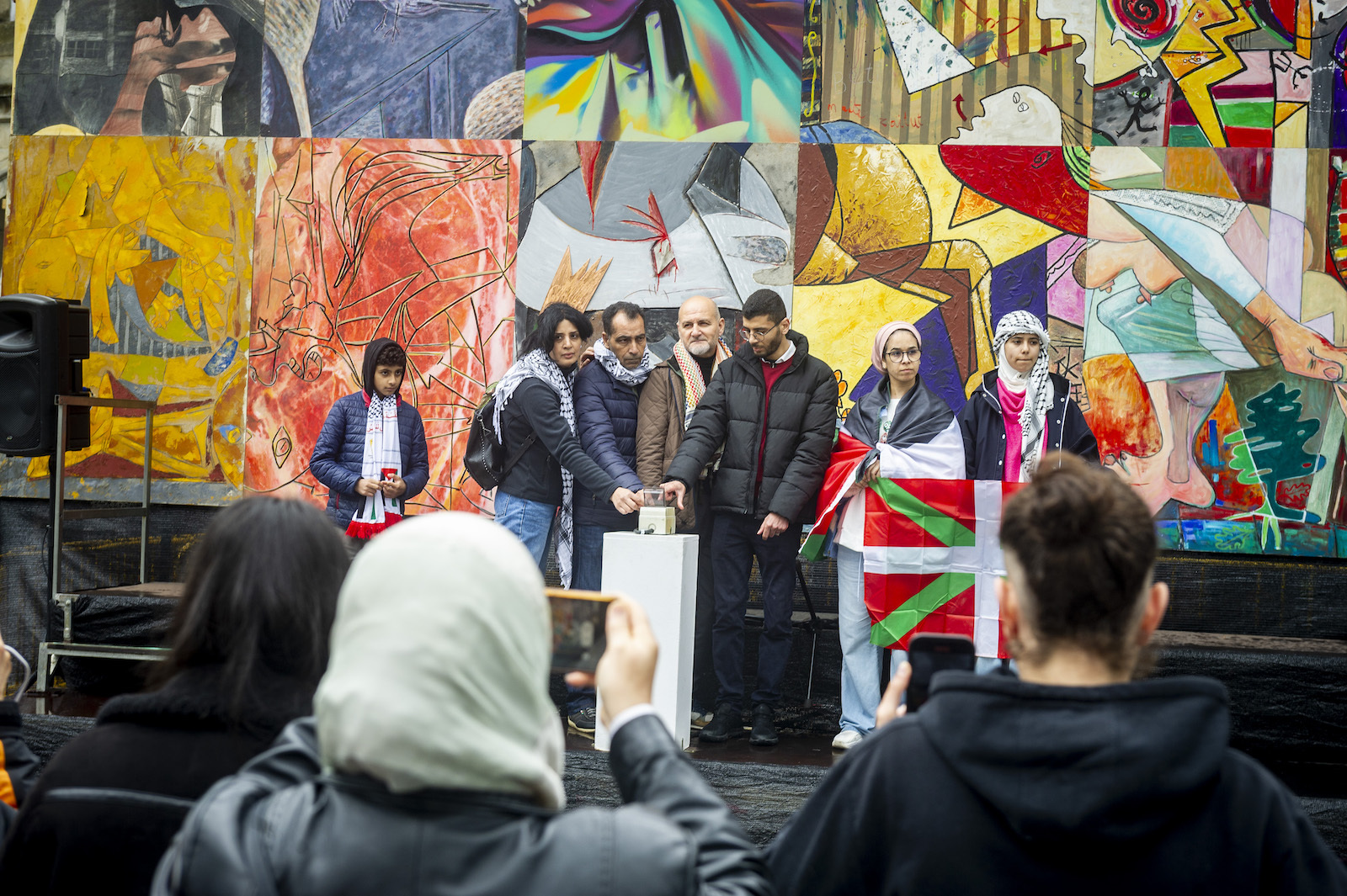 Gernika Batzordea ha activado la sirena en Pasileku, con un recuerdo especial al pueblo palestino. (Jaizki FONTANEDA | FOKU)