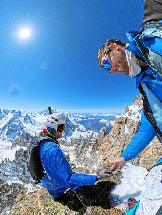 Eric Jamet eta Antoine Pecher, Aiguille Vertetik jauzi egiteko prest.