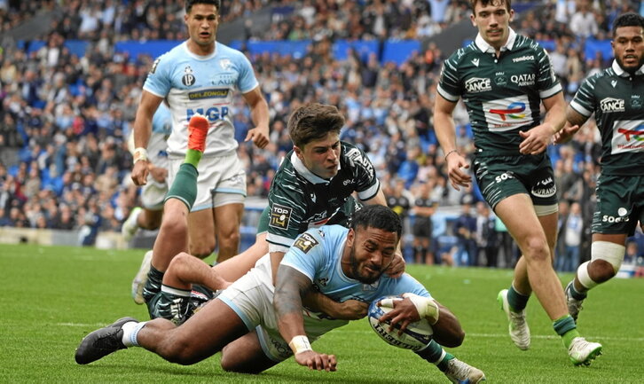 Manu Tuilagi anota el segundo ensayo del Aviron, que permitió a los de Baiona tomar la delantera ante Pau.