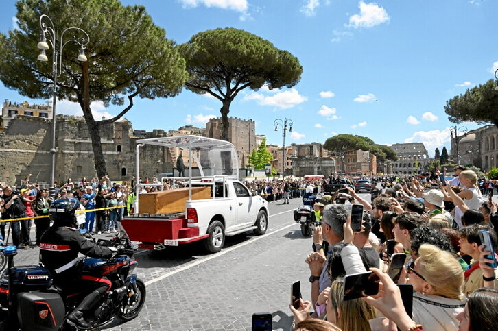 Frantziskoren hilkutxa Erromako Via dei Fori Imperiali etorbidetik igaro zen unea.