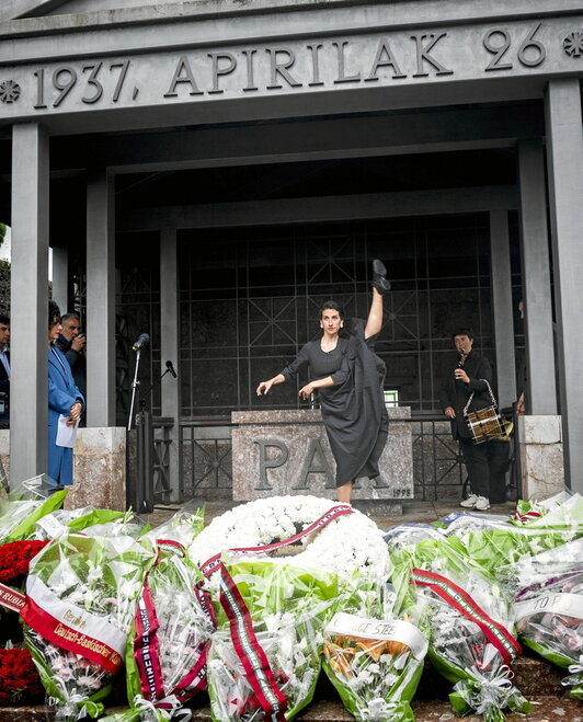 Ofrenda floral en Gernika en los actos por el 88 aniversario del bombardeo.