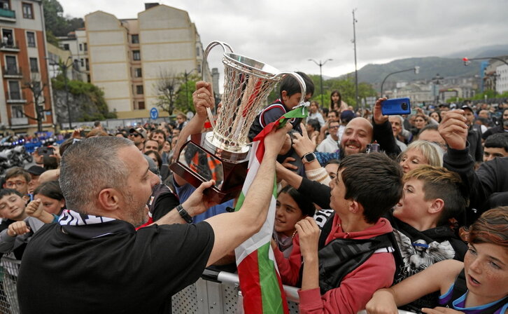 Javi Salgado comparte con los aficionados de Bilbao Basket el trofeo de la FIBA Europe Cup.