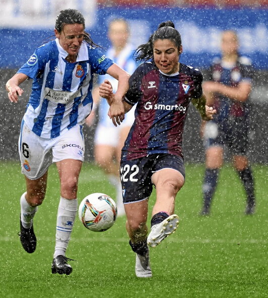 Mar Torras y Mariana pugnan por el balón.
