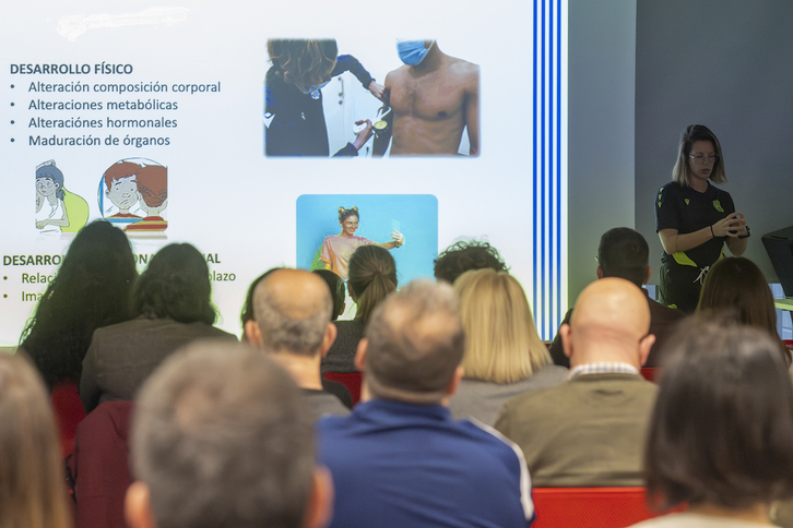 Natalia Ibáñez Soroa, durante la charla ofrecida el 21 de marzo en Irun a los familiares de jóvenes futbolistas.