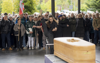 Acto de despedida a Gloria Rekarte en el cementerio de Iruñea.