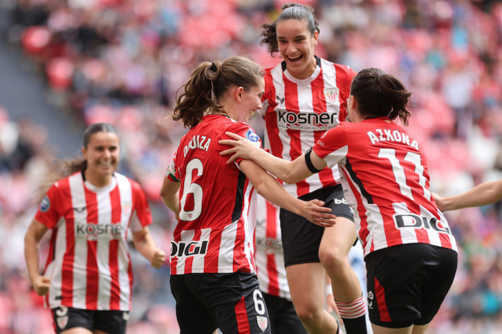 Las rojiblancas celebran el gol de Oguiza, que abría el marcador nada más empezar la segunda parte.