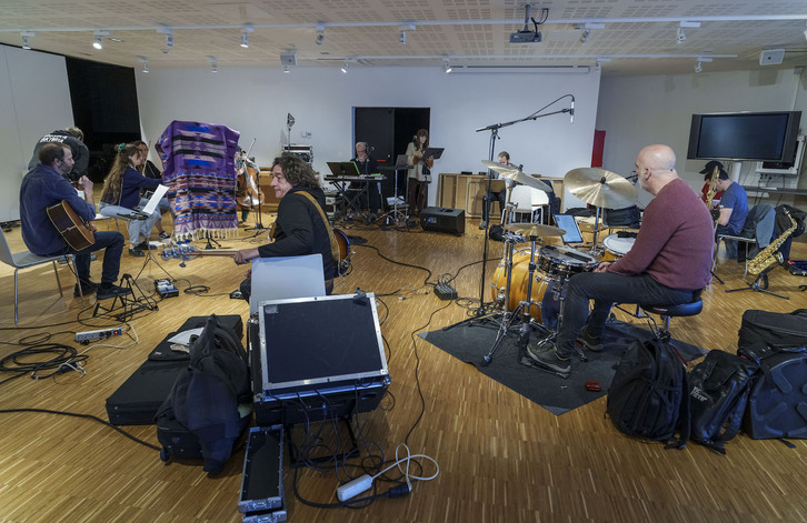 Pasai Donibaneko Juanba Berasategi kulturgunean egin dute BECeko saio berezirako entsegu orokorra. 