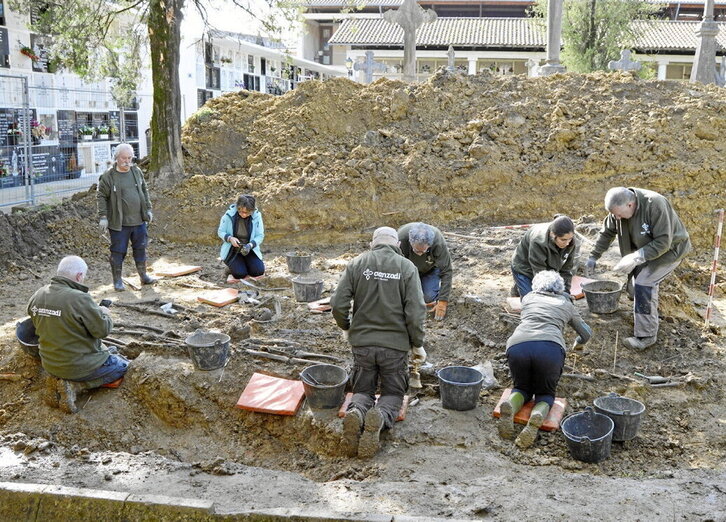 Voluntarias y voluntarios se afanan en recuperar los cuerpos de combatientes y mujeres en la fosa de Zornotza.
