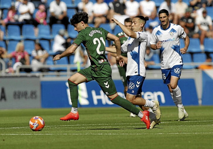 Guruzeta se lleva el balón ante Luismi Cruz.