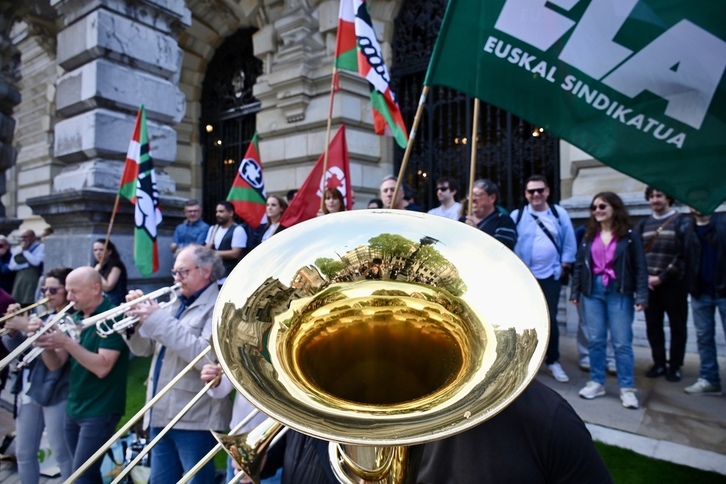 Concentración de la Orquesta Sinfónica de Bilbao ante el edificio de Diputación, el pasado 11 de abril.