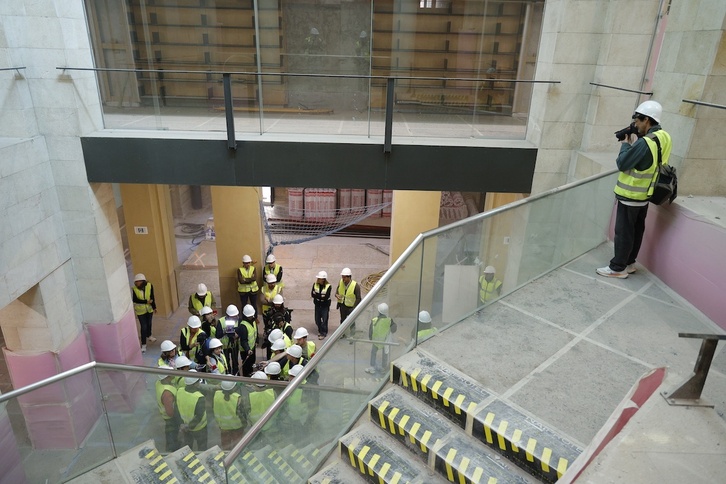 La diputada de Cultura de Gipuzkoa, Goizane Álvarez, y los responsables de la obra atienden a los medios en el vestíbulo del centro.