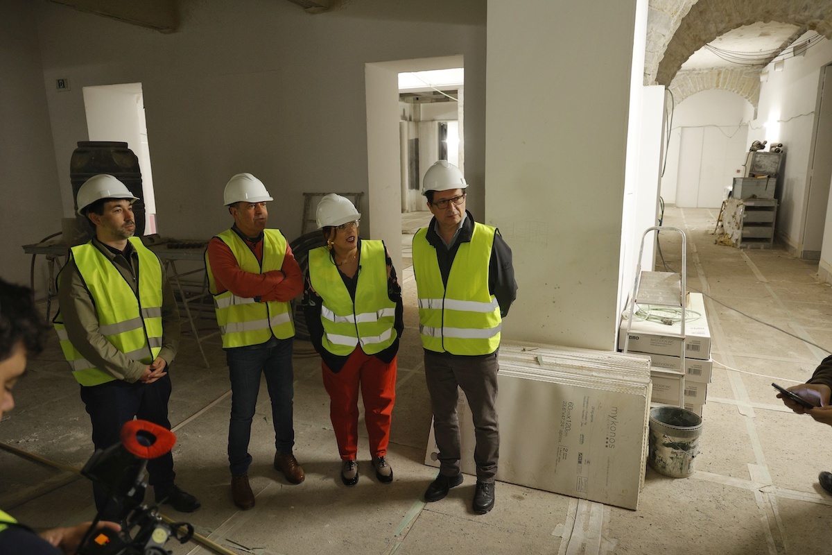 Los responsables de la obra, en otro de los espacios que han sido renovados en el Koldo Mitxelena. (Maialen ANDRÉS/FOKU)