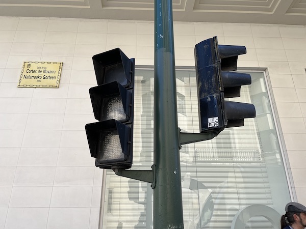 Semáforo apagado, como todos, durante el corte de fluido eléctrico. (NAIZ)