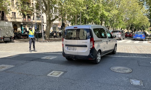 Dirigiendo el tráfico en la bajada de Labrir. (NAIZ)