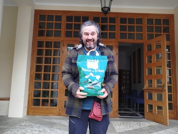 Karlos Bueno nekazariak esku artean ditu berak ekoiztutako patata zorroa