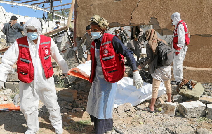 Equipos de rescate en centro de detención de migrantes bombardeado ayer por EEUU en Saada.