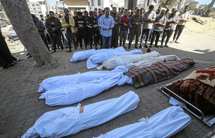 Familiares ante los cuerpos de allegados muertos el pasado sábado en Ciudad de Gaza