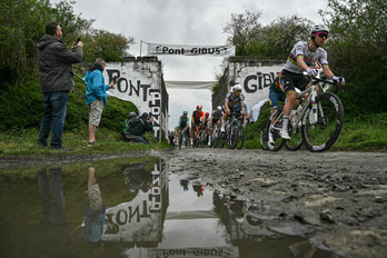 Tadej Pogacar lidera el pelotón en la París-Roubaix.