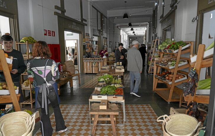 Ezkerrean, argirik gabeko dendak Iruñean. Eskuinean, jendea autobusa hartu nahian, Bilboko kaleetan.