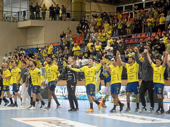 Los jugadores del Bidasoa quieren volver a celebrar con la afición un nuevo hito.