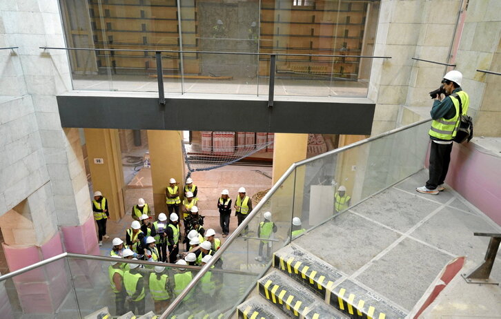 Los responsables de las obras del Koldo Mitxelena atienden a los medios en el vestíbulo del centro.