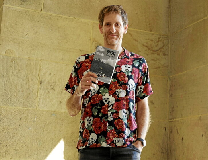 Bertol Arrieta, ipuin liburu berria eskuan duela.