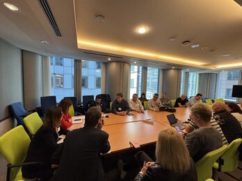 Encuentro de Idoia Mendia con trabajadores de Bridgestone.