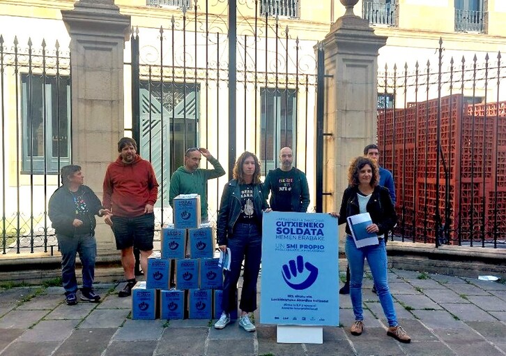 Sindikatuen prentsaurrekoa gutxieneko soldata propioa lortzeko sinadura bilketa aurkezteko.