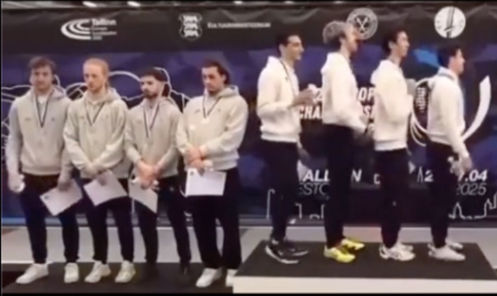 El equipo suizo se mantiene mirando al frente mientras el israelí está girado hacia su bandera.