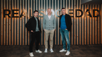 Aitor López Rekarte, Alberto López y Agustín Aranzabal posan en el estadio de Anoeta.