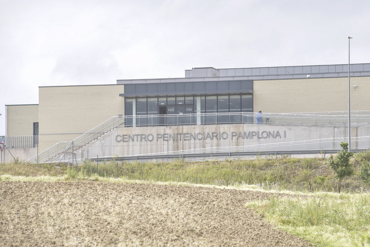 Acceso principal de la macrocárcel de Iruñea.