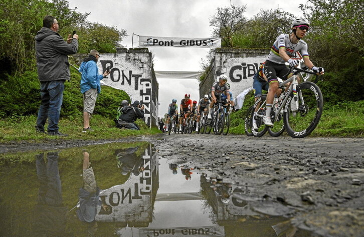 El esloveno del UAE y actual campeón del mundo Tadej Pogacar lidera el pelotón en la reciente clásica de la dura París-Roubaix.